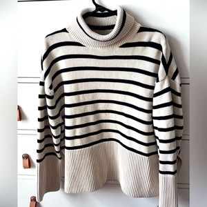 Like new navy and cream Gap turtleneck sweater